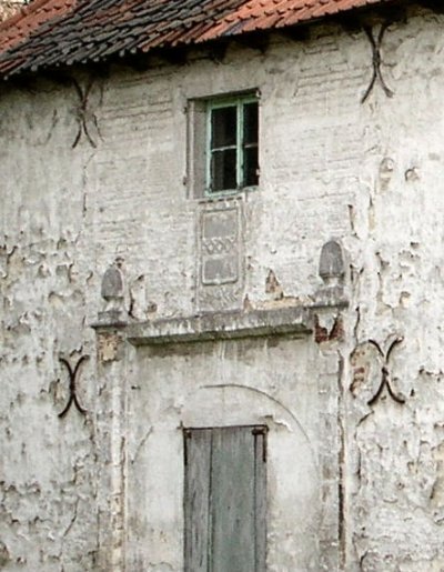 Voormalig koetshuis van Dellafaille kasteel - detail met wapensteen