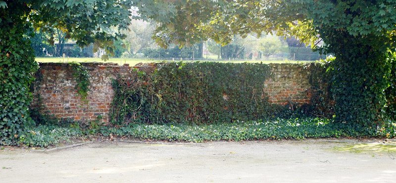 Tegen deze binnenmuur op het kasteel te Buken vonden een zestal fusileringen plaats.