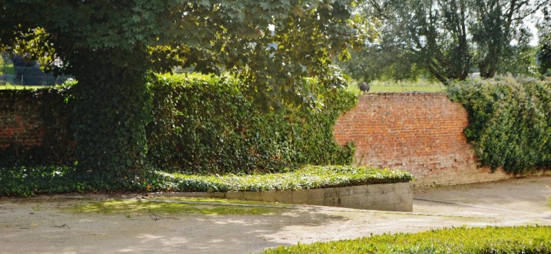 Koer van het kasteel en de muur waar 11 burgers werden doodgeschoten